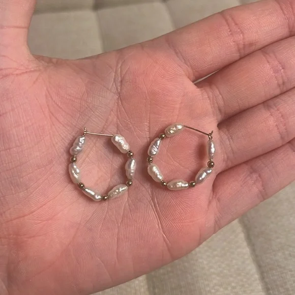 14k yellow gold and pearl hoops - Picture 2 of 3